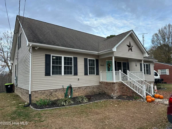 $220,000 | 203 Garriss Street, Conway, NC 27820