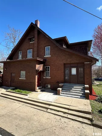 $255,000 | 949 Northeast Glen Oak Avenue, Peoria, IL 61603