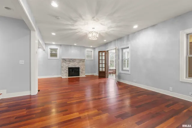 $255,000 | 949 Northeast Glen Oak Avenue, Peoria, IL 61603