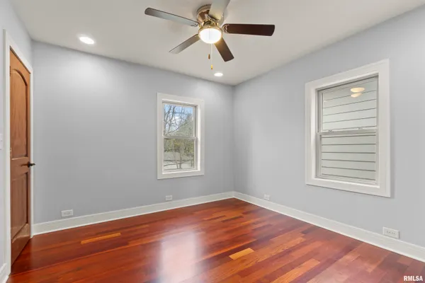 $255,000 | 949 Northeast Glen Oak Avenue, Peoria, IL 61603