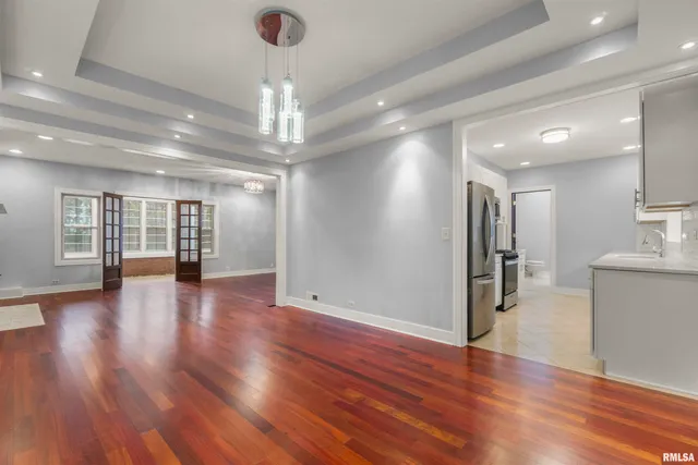 $255,000 | 949 Northeast Glen Oak Avenue, Peoria, IL 61603