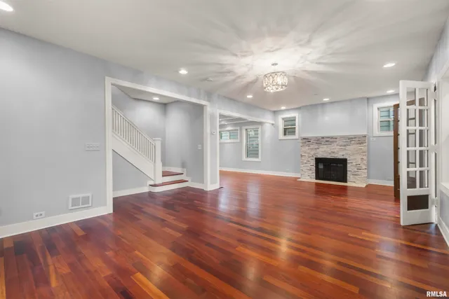 $255,000 | 949 Northeast Glen Oak Avenue, Peoria, IL 61603