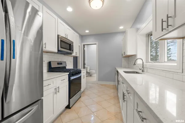 $255,000 | 949 Northeast Glen Oak Avenue, Peoria, IL 61603