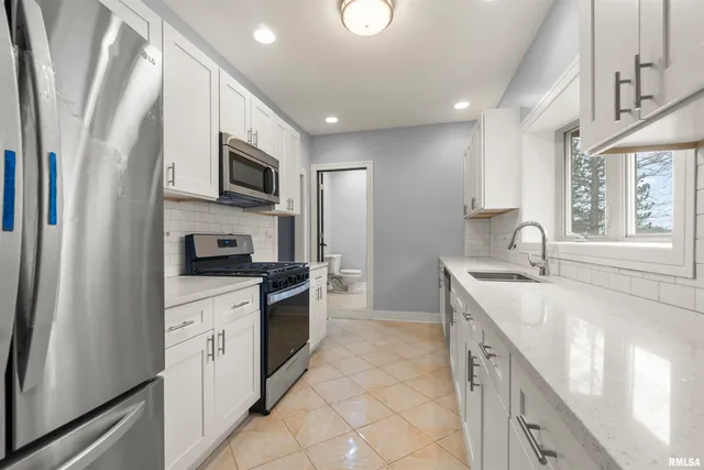 $255,000 | 949 Northeast Glen Oak Avenue, Peoria, IL 61603