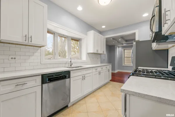 $255,000 | 949 Northeast Glen Oak Avenue, Peoria, IL 61603