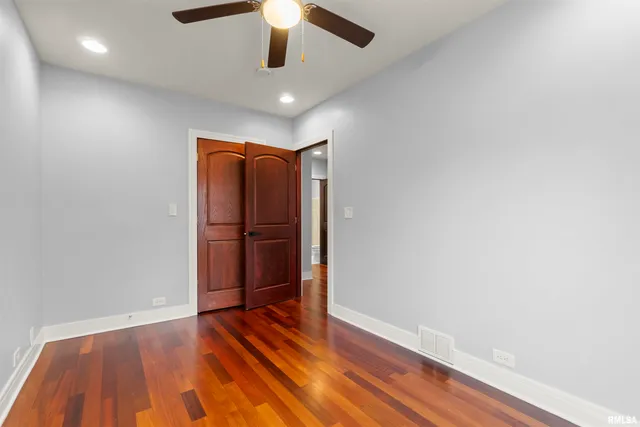 $255,000 | 949 Northeast Glen Oak Avenue, Peoria, IL 61603