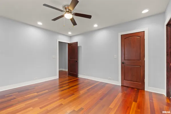 $255,000 | 949 Northeast Glen Oak Avenue, Peoria, IL 61603