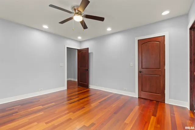 $255,000 | 949 Northeast Glen Oak Avenue, Peoria, IL 61603