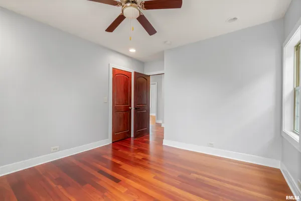 $255,000 | 949 Northeast Glen Oak Avenue, Peoria, IL 61603