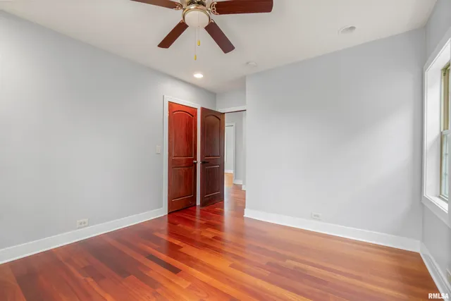 $255,000 | 949 Northeast Glen Oak Avenue, Peoria, IL 61603