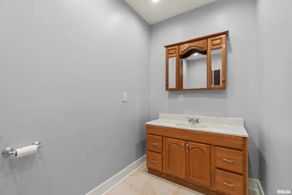 $255,000 | 949 Northeast Glen Oak Avenue, Peoria, IL 61603