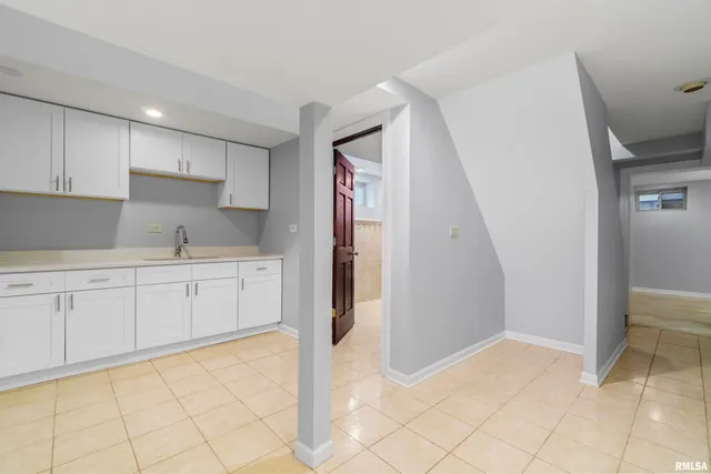 $255,000 | 949 Northeast Glen Oak Avenue, Peoria, IL 61603