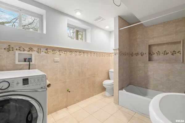 $255,000 | 949 Northeast Glen Oak Avenue, Peoria, IL 61603