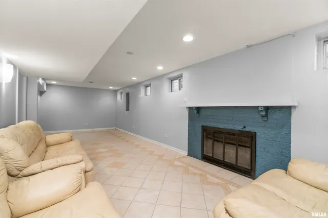 $255,000 | 949 Northeast Glen Oak Avenue, Peoria, IL 61603