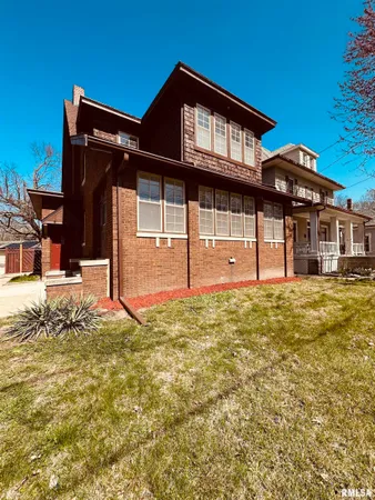 $255,000 | 949 Northeast Glen Oak Avenue, Peoria, IL 61603