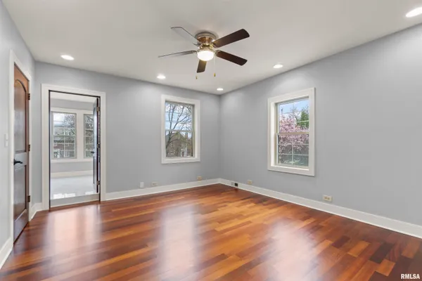 $255,000 | 949 Northeast Glen Oak Avenue, Peoria, IL 61603