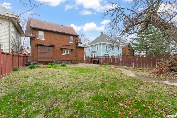 $255,000 | 949 Northeast Glen Oak Avenue, Peoria, IL 61603