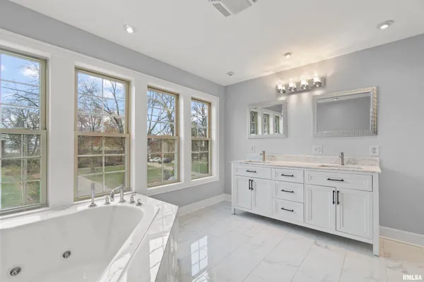 $255,000 | 949 Northeast Glen Oak Avenue, Peoria, IL 61603