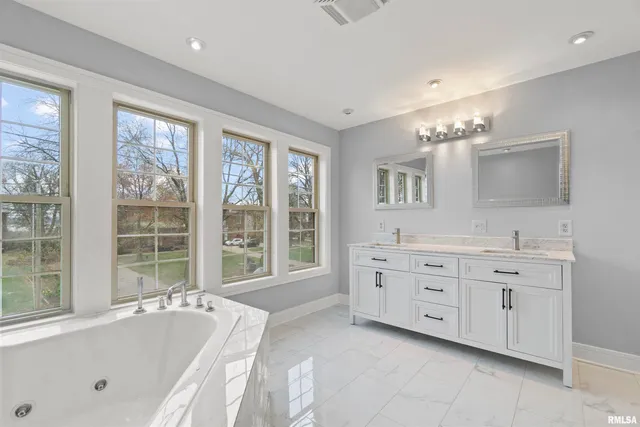 $255,000 | 949 Northeast Glen Oak Avenue, Peoria, IL 61603