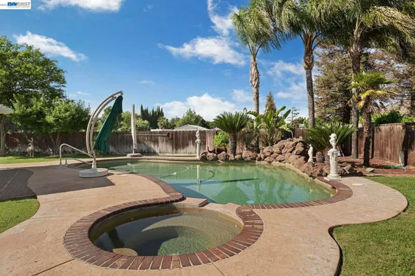 $599,000 | 810 Vinewood Drive, Modesto, CA 95351