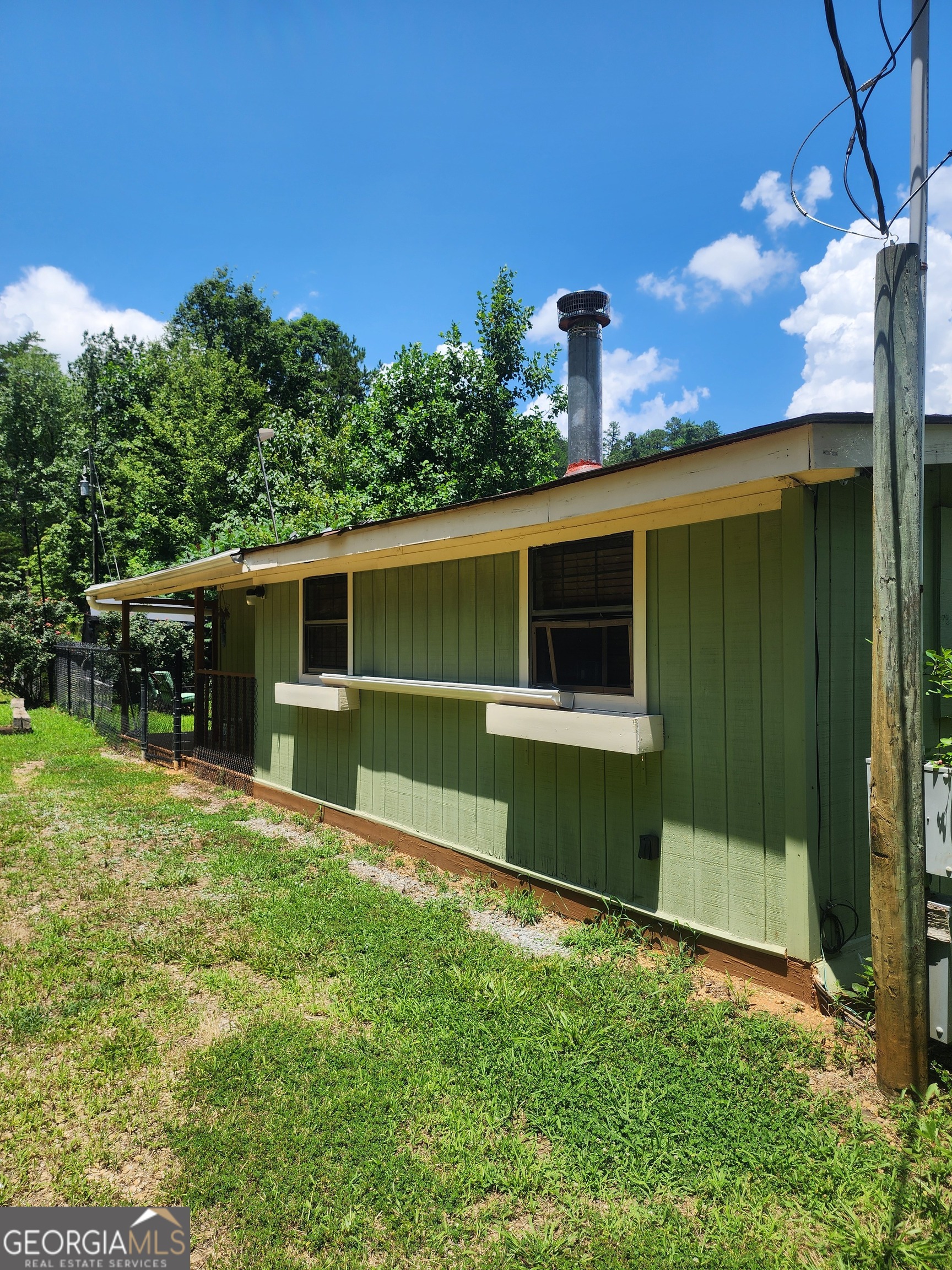 568 Yonah Lake Road Toccoa, GA 30577 - Photo 3 of 21 a front view of a house with garden