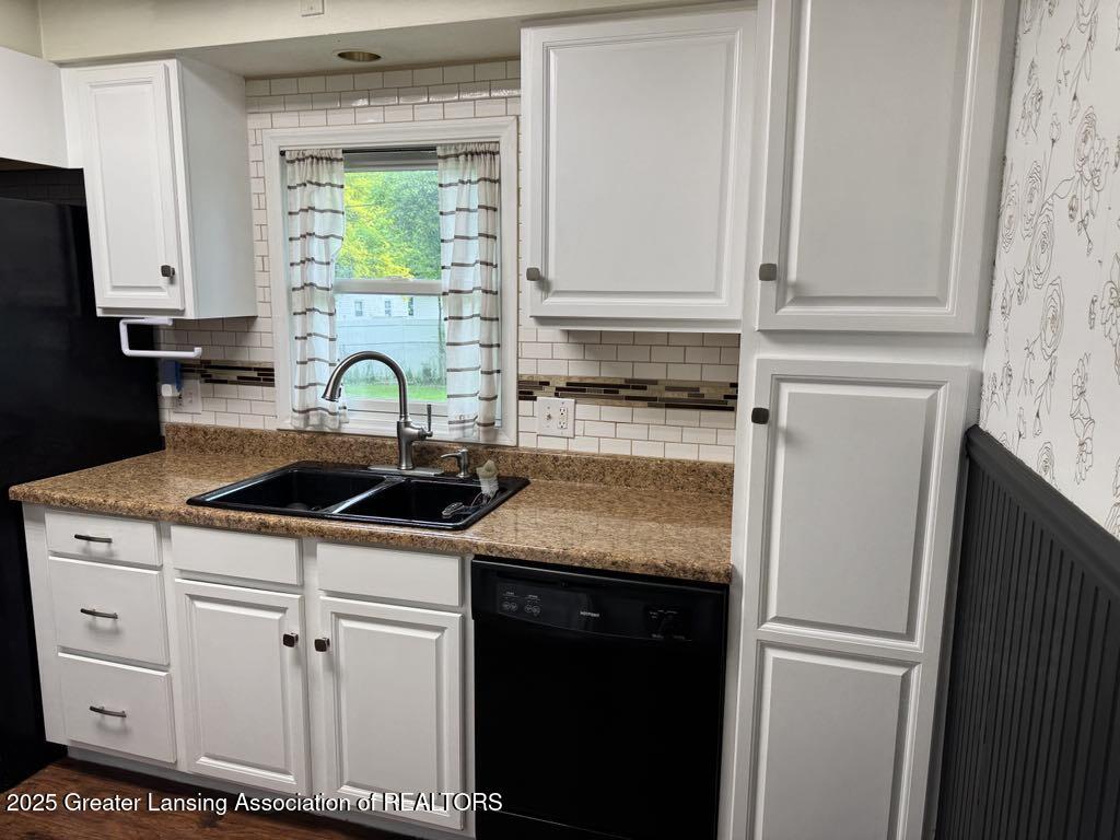 1568 Haslett Road East Lansing, MI 48823 - Photo 5 of 41 Kitchen 3
