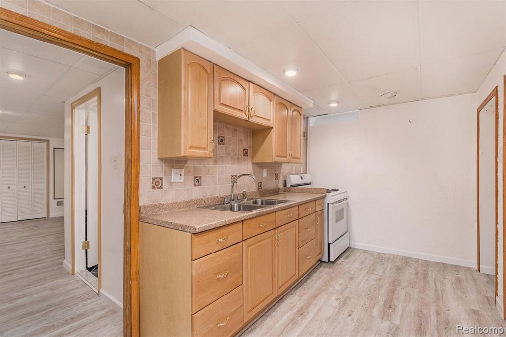 26032 Steele Road Farmington Hills, MI 48331 - Photo 24 of 38