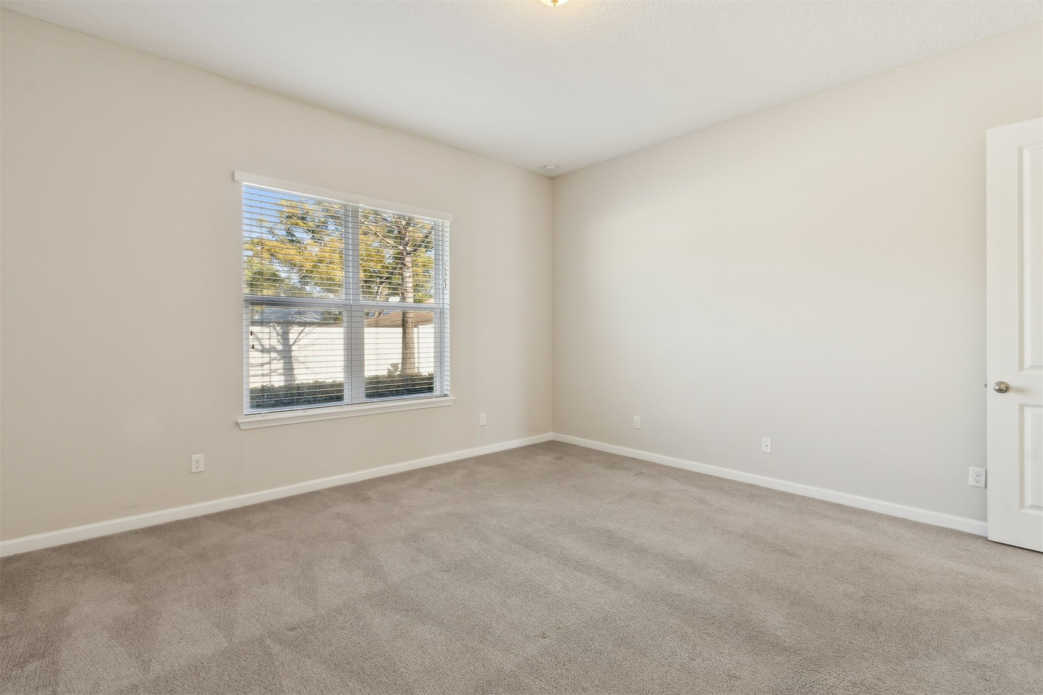 461 Sargasso Street Fernandina Beach, FL 32034 - Photo 11 of 40 an empty room with a window