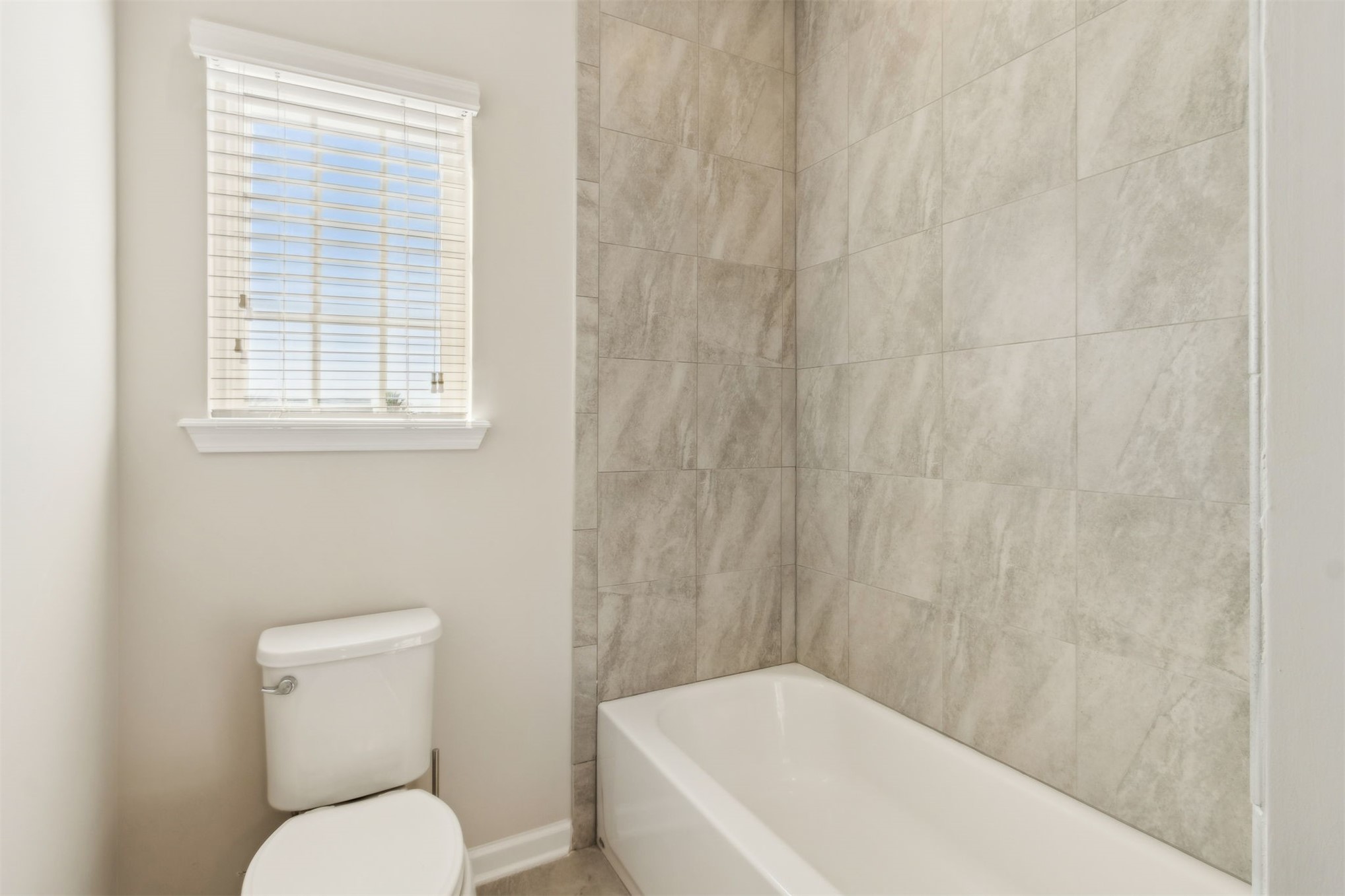 461 Sargasso Street Fernandina Beach, FL 32034 - Photo 18 of 40 a white toilet sitting next to a white tub