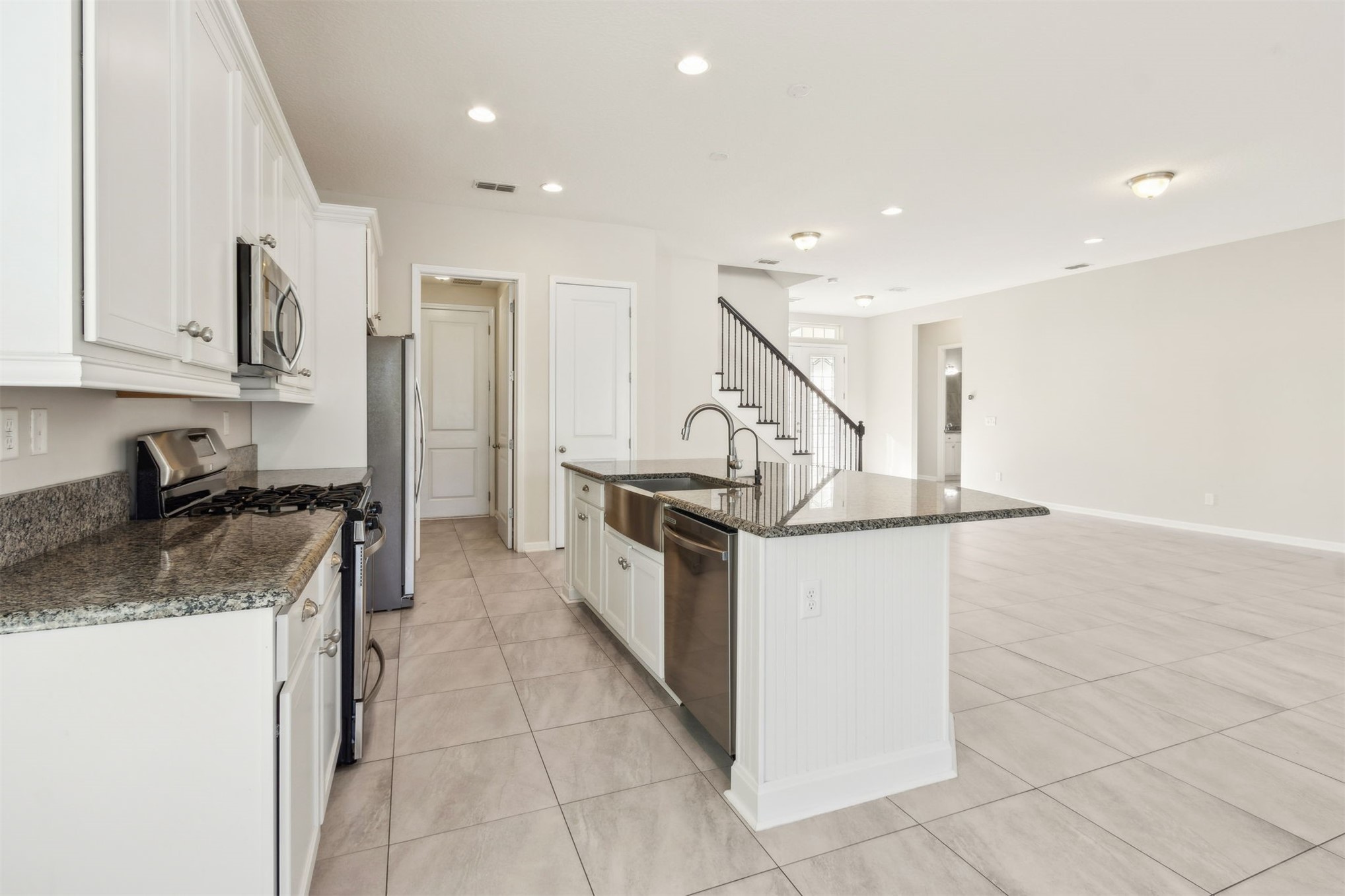 461 Sargasso Street Fernandina Beach, FL 32034 - Photo 31 of 40 a kitchen with stainless steel appliances granite countertop a sink and a stove