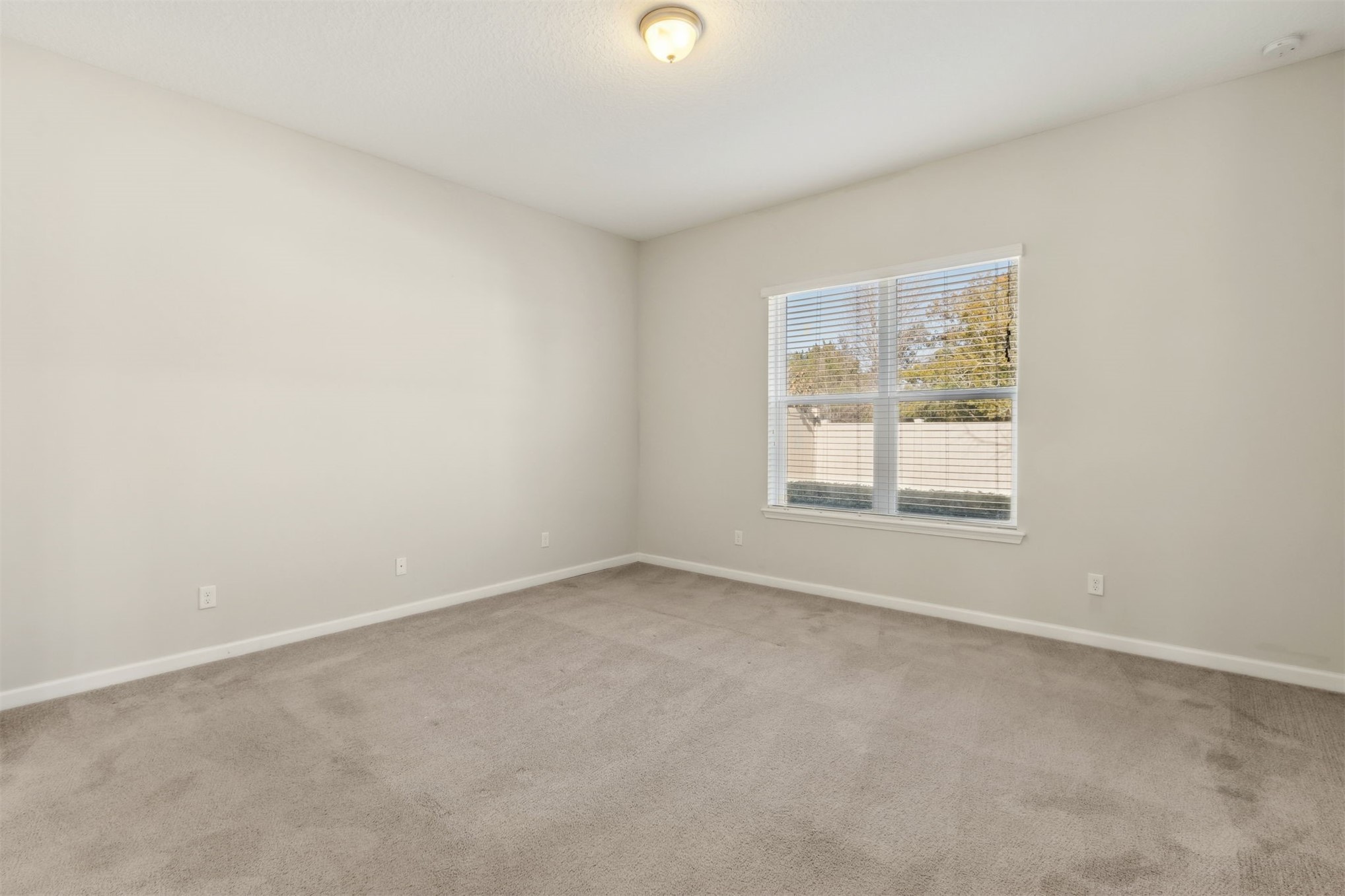 461 Sargasso Street Fernandina Beach, FL 32034 - Photo 9 of 40 an empty room with a window