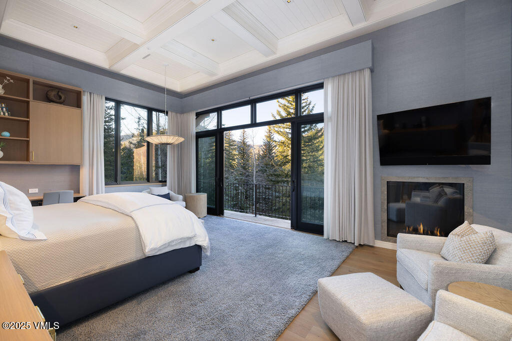 254 Beaver Dam Road Vail, CO 81657 - Photo 21 of 46 a spacious bedroom with a large bed and a flat screen tv