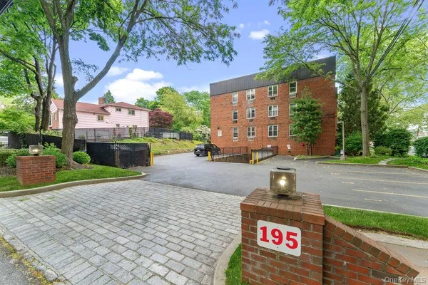 $284,999 | 195 South Middle Neck Road, Unit 1F, Great Neck, NY 11021