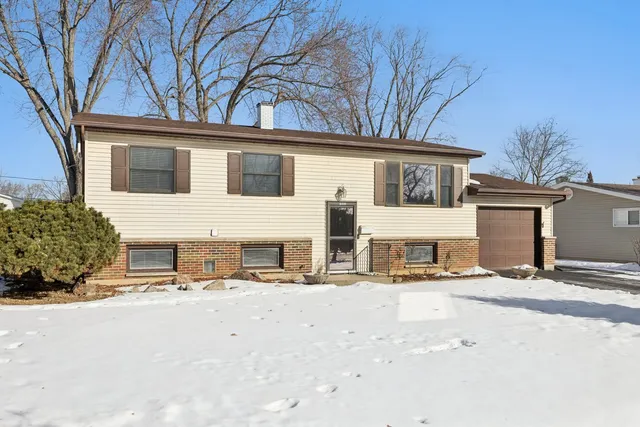$2,990 | 18508 West Woodland Terrace, Gurnee, IL 60031