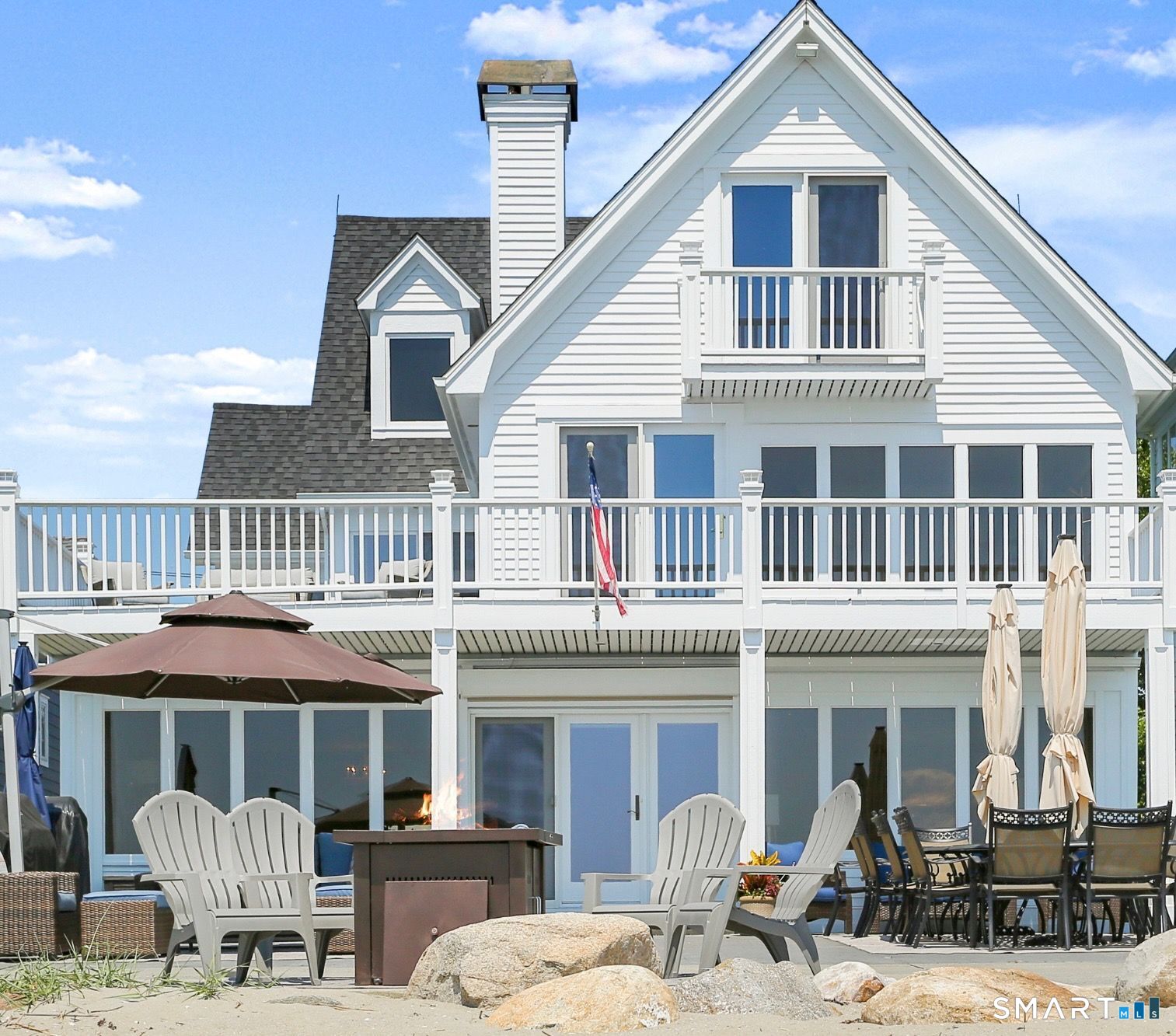 Toes in the sand just outside of your french doors...... amazing Fairfield Beach Waterfront