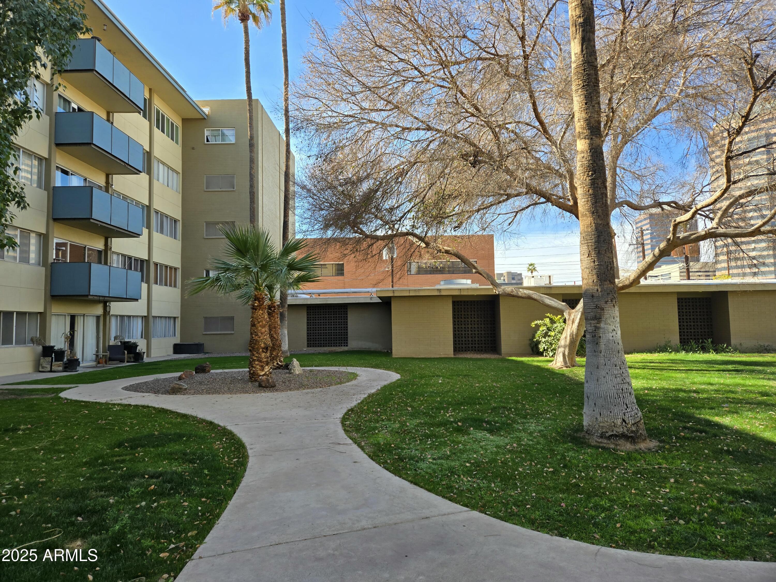 349 East Thomas Road, Unit E402 Phoenix, AZ 85012 - Photo 3 of 26 20250210_133856