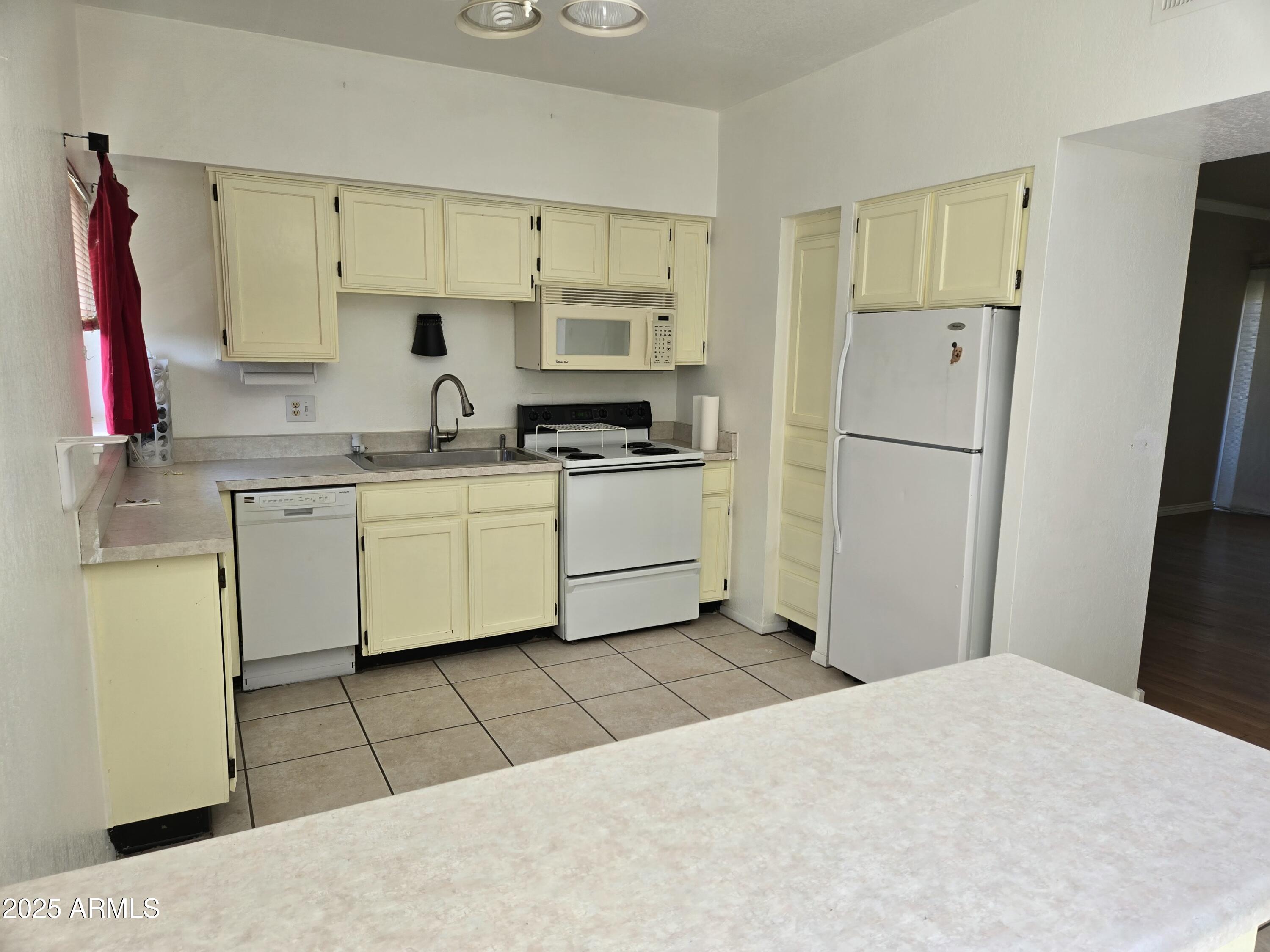 349 East Thomas Road, Unit E402 Phoenix, AZ 85012 - Photo 7 of 26 20250210_131850