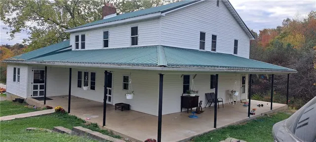 a view of a house with backyard