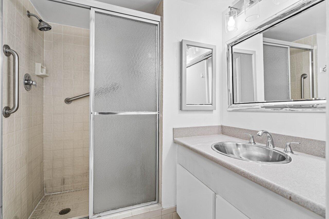 198 Northwest 67th Street, Unit 403 Boca Raton, FL 33487 - Photo 18 of 32 Jack & Jill Bathroom