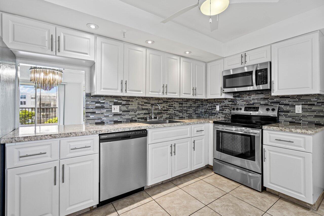 198 Northwest 67th Street, Unit 403 Boca Raton, FL 33487 - Photo 10 of 32 Kitchen