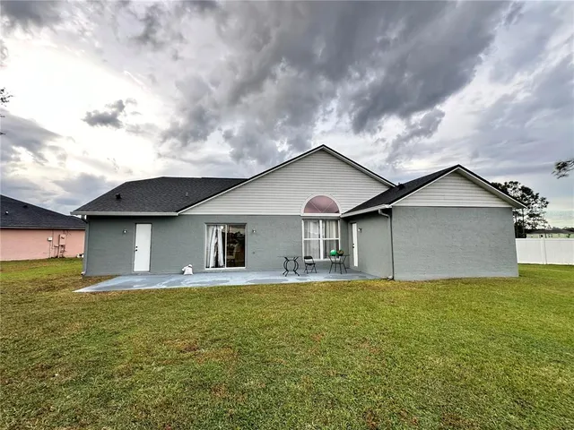 a front view of house with yard and garage