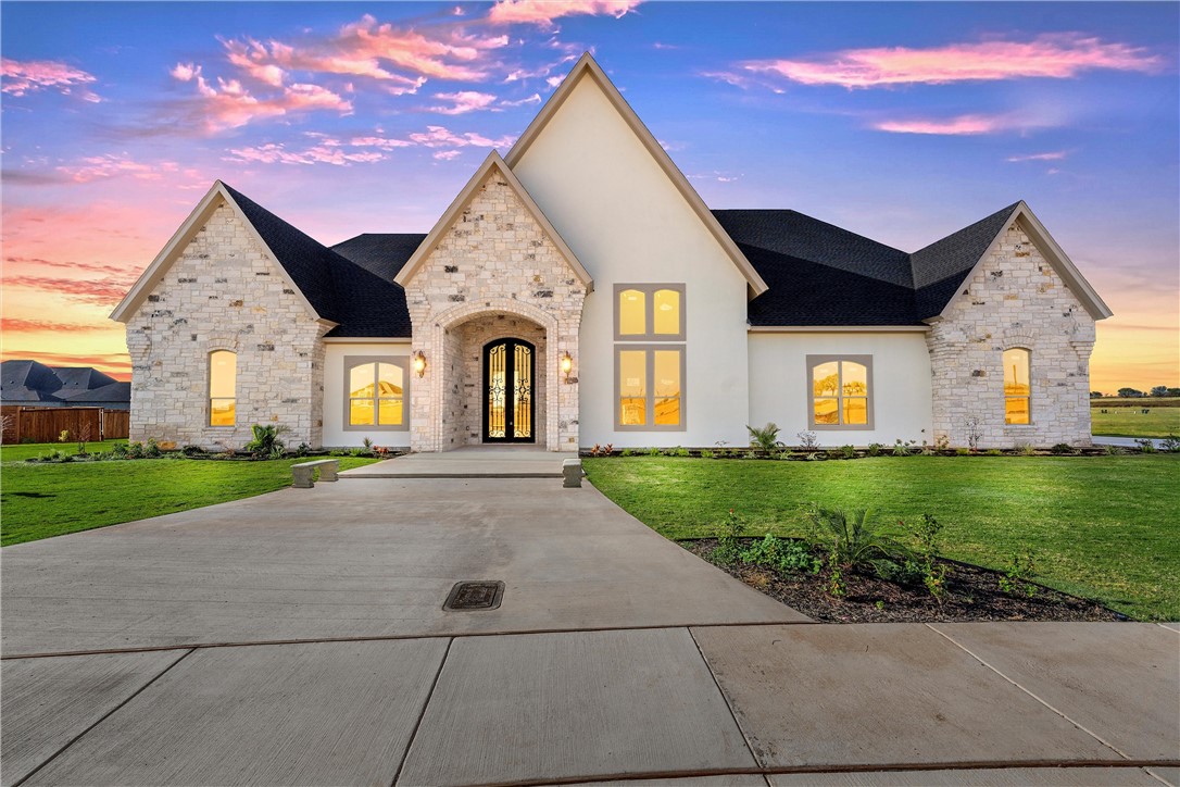 a view of a house with a yard