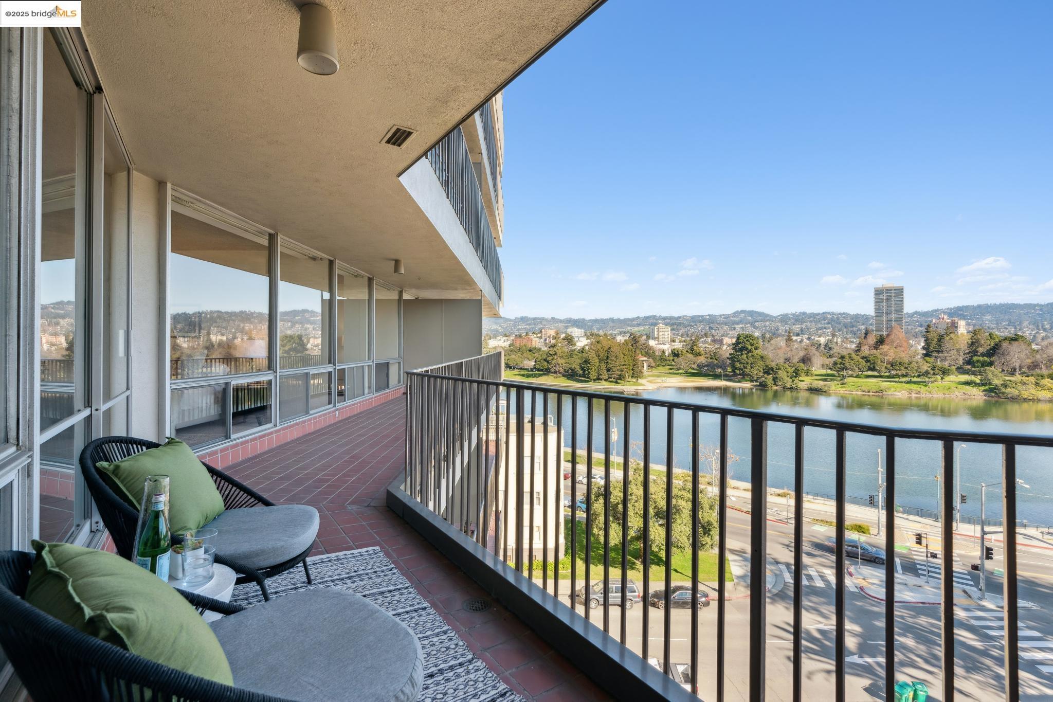 177 19th Street, Unit 5A Oakland, CA 94612 - Photo 34 of 49 a view of balcony with furniture