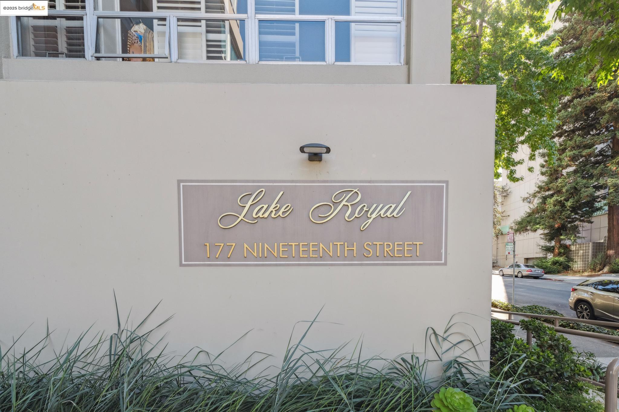 177 19th Street, Unit 5A Oakland, CA 94612 - Photo 10 of 49 a view of a street sign