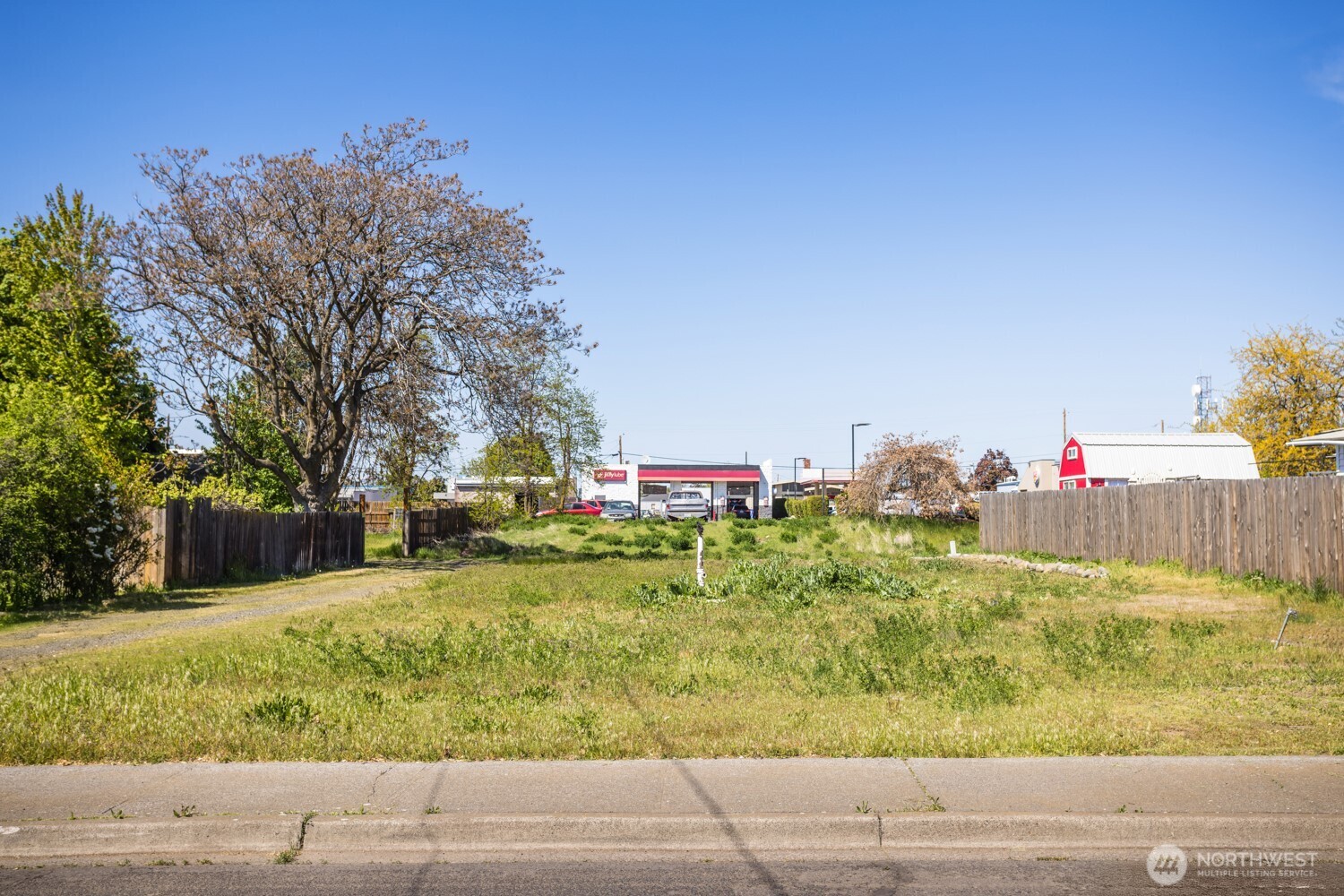 1735 Evergreen Street Walla Walla, WA 99362 - Photo 2 of 6 a front view of a house with a yard