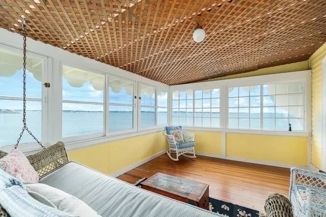 a view of a livingroom with furniture