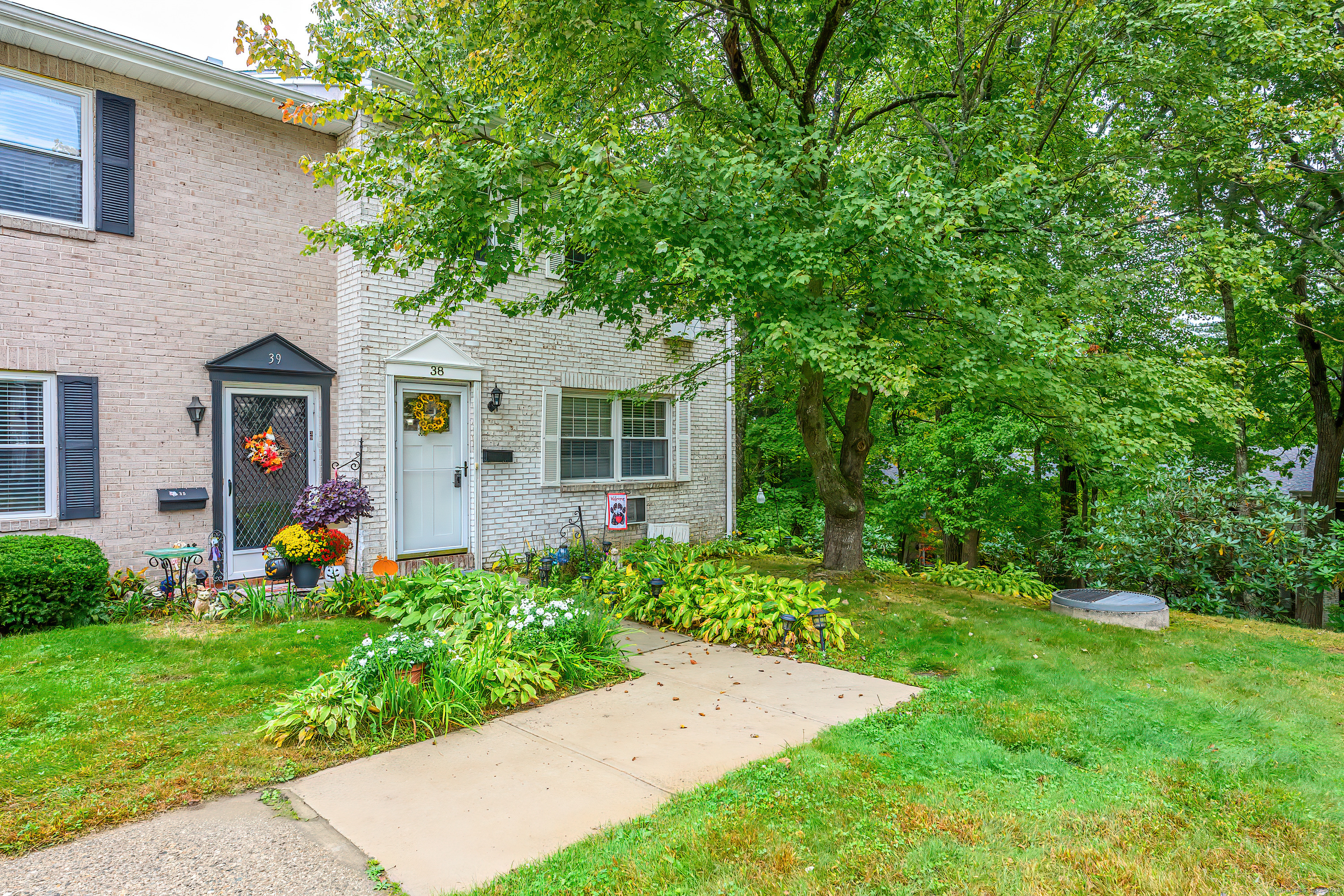 38 Surrey Lane, Unit 38 Torrington, CT 06790 - Photo 19 of 24 a front view of a house with garden