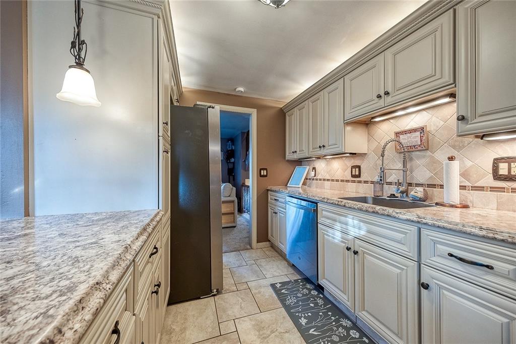 685 Blue Ridge Road Pittsburgh, PA 15239 - Photo 5 of 32 Another view of the kitchen with peninsula.