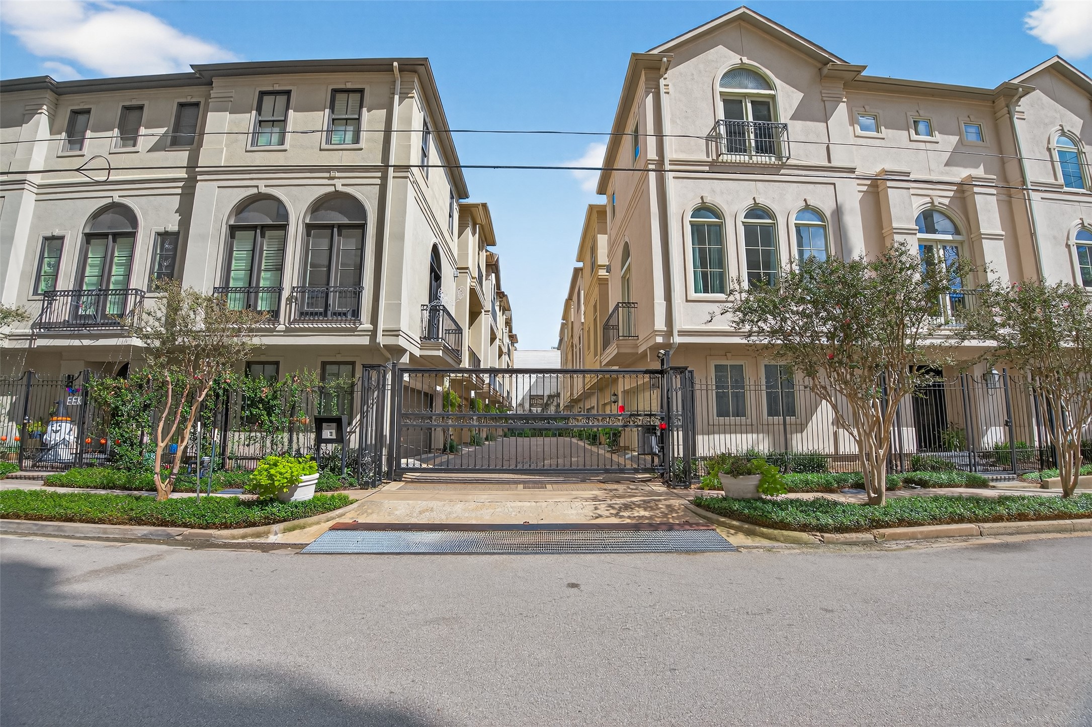 2624 Helena Street Houston, TX 77006 - Photo 25 of 33 a front view of multiple houses