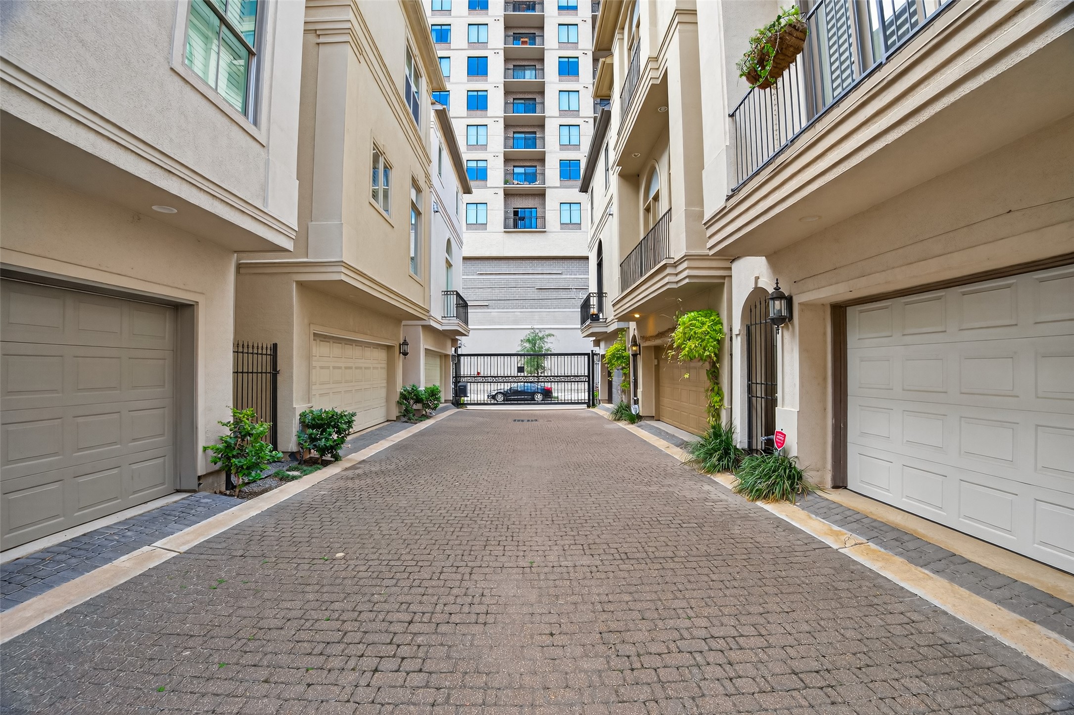 2624 Helena Street Houston, TX 77006 - Photo 28 of 33 a front view of a building with street